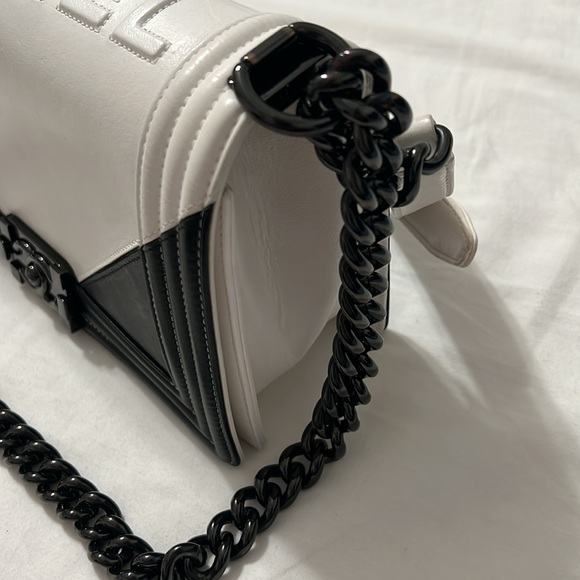 Medium Boy Chanel Bag Bi-Color Smooth Bag - Picture 4 of 16